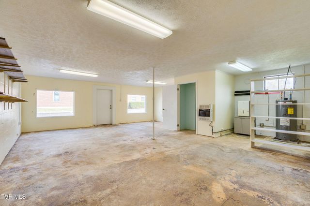 1024 East Mckinney Avenue, Rogersville, TN 37857