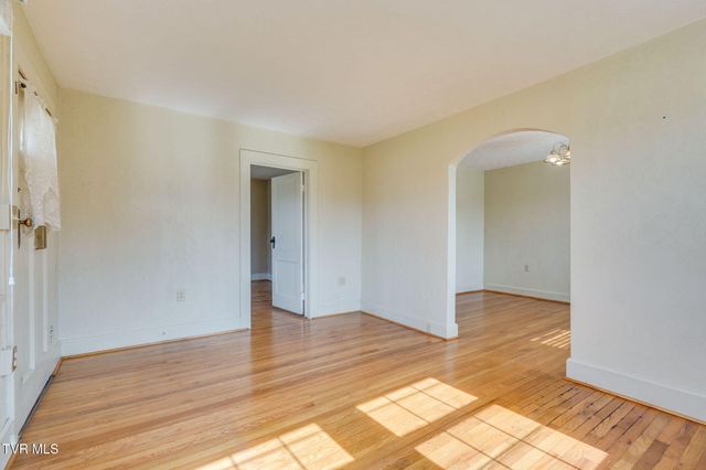 1024 East Mckinney Avenue, Rogersville, TN 37857