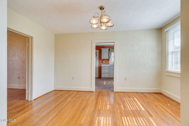 1024 East Mckinney Avenue, Rogersville, TN 37857