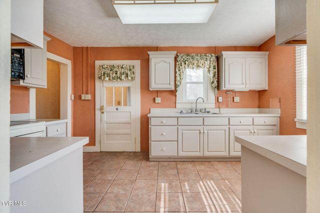 1024 East Mckinney Avenue, Rogersville, TN 37857
