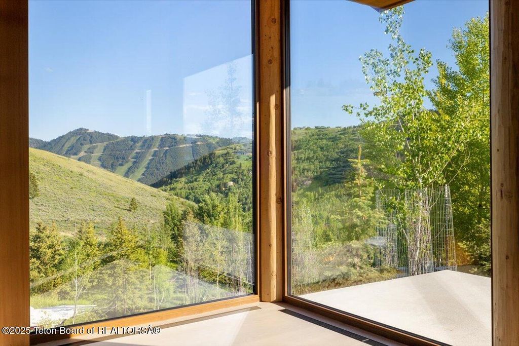 585 W SENA Road, Jackson, WY 83001 photo 27