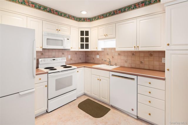 502 Kensington Way, Mount Kisco, NY 10549