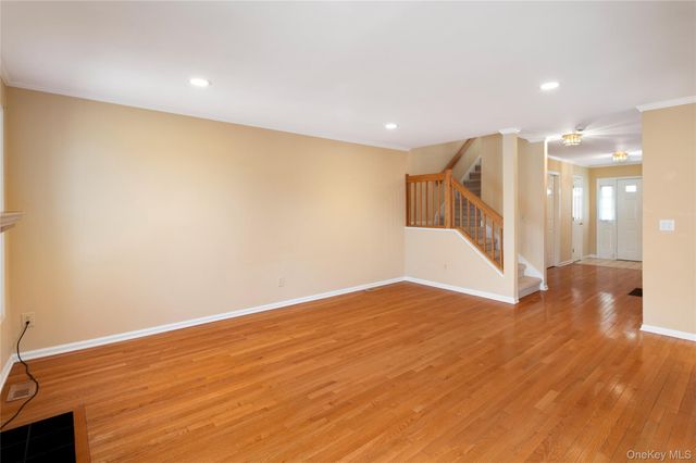 502 Kensington Way, Mount Kisco, NY 10549