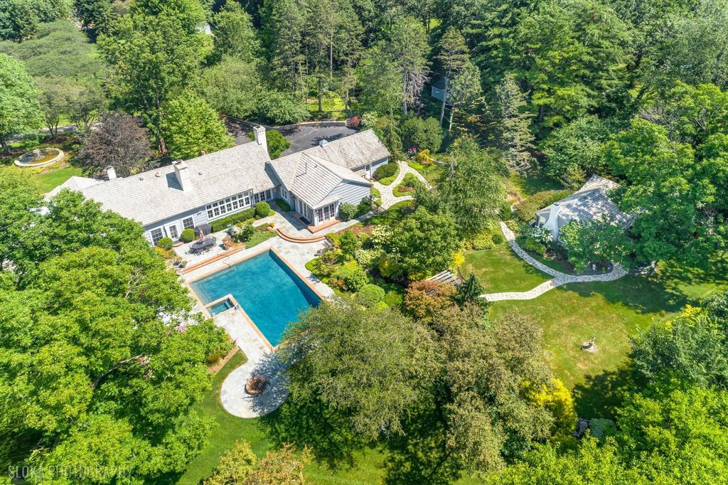 373 W County Line Road, Barrington Hills, IL 60010