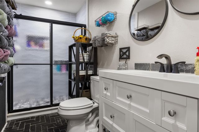 111 Pecan DR, Mountain City, TX 78610