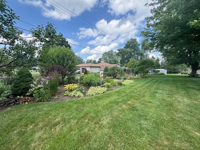 17010 Salentine DRIVE, New Berlin, WI 53151