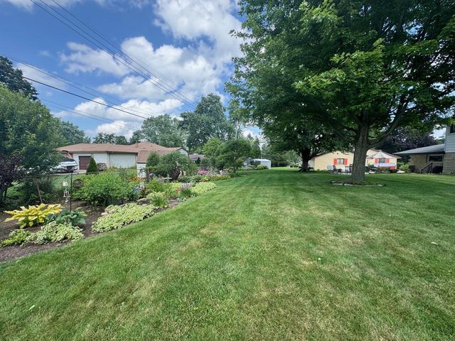 17010 Salentine DRIVE, New Berlin, WI 53151