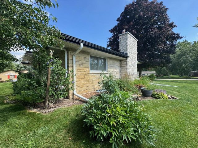 17010 Salentine DRIVE, New Berlin, WI 53151