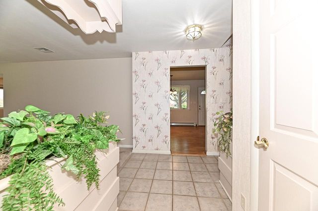 17010 Salentine DRIVE, New Berlin, WI 53151