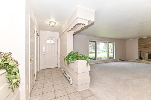 17010 Salentine DRIVE, New Berlin, WI 53151