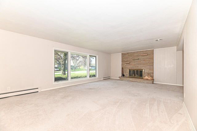 17010 Salentine DRIVE, New Berlin, WI 53151