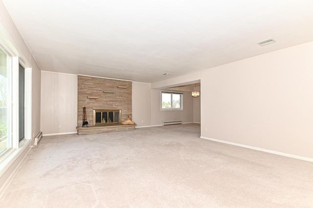 17010 Salentine DRIVE, New Berlin, WI 53151