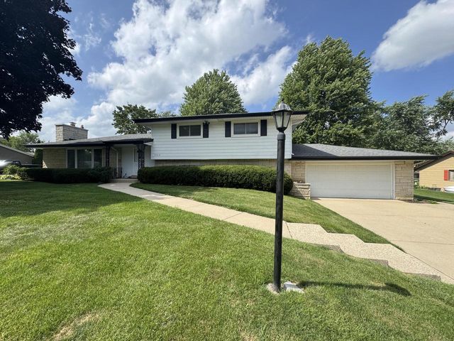 17010 Salentine DRIVE, New Berlin, WI 53151