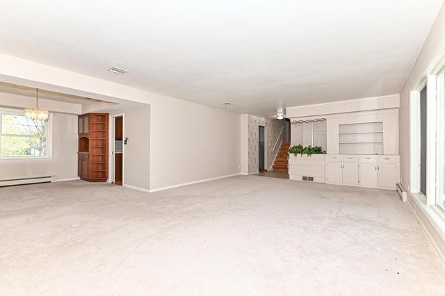 17010 Salentine DRIVE, New Berlin, WI 53151
