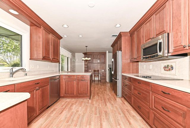 17010 Salentine DRIVE, New Berlin, WI 53151