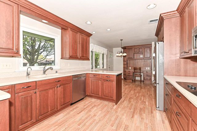 17010 Salentine DRIVE, New Berlin, WI 53151