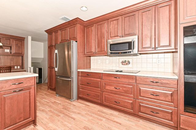 17010 Salentine DRIVE, New Berlin, WI 53151