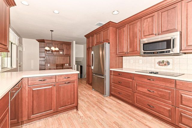 17010 Salentine DRIVE, New Berlin, WI 53151