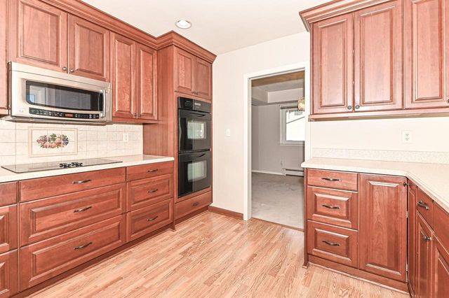 17010 Salentine DRIVE, New Berlin, WI 53151