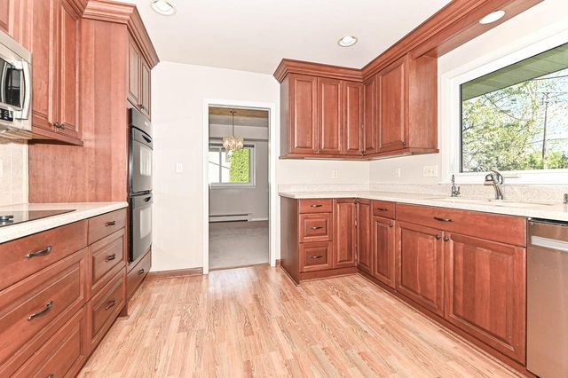 17010 Salentine DRIVE, New Berlin, WI 53151
