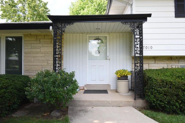17010 Salentine DRIVE, New Berlin, WI 53151