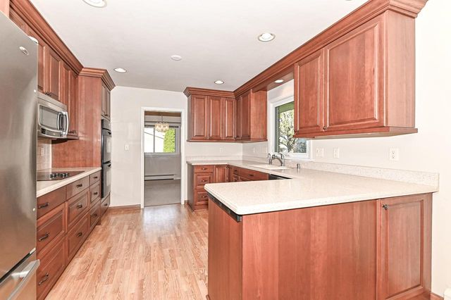 17010 Salentine DRIVE, New Berlin, WI 53151