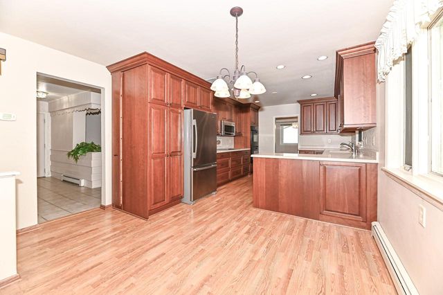 17010 Salentine DRIVE, New Berlin, WI 53151