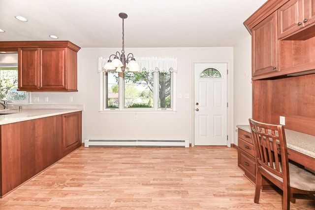17010 Salentine DRIVE, New Berlin, WI 53151