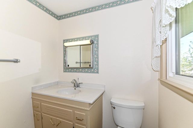 17010 Salentine DRIVE, New Berlin, WI 53151