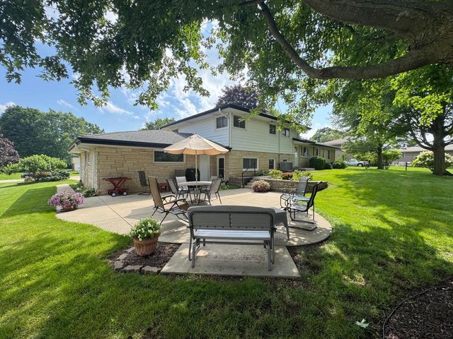 17010 Salentine DRIVE, New Berlin, WI 53151