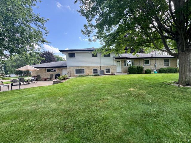 17010 Salentine DRIVE, New Berlin, WI 53151