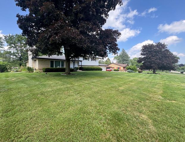 17010 Salentine DRIVE, New Berlin, WI 53151