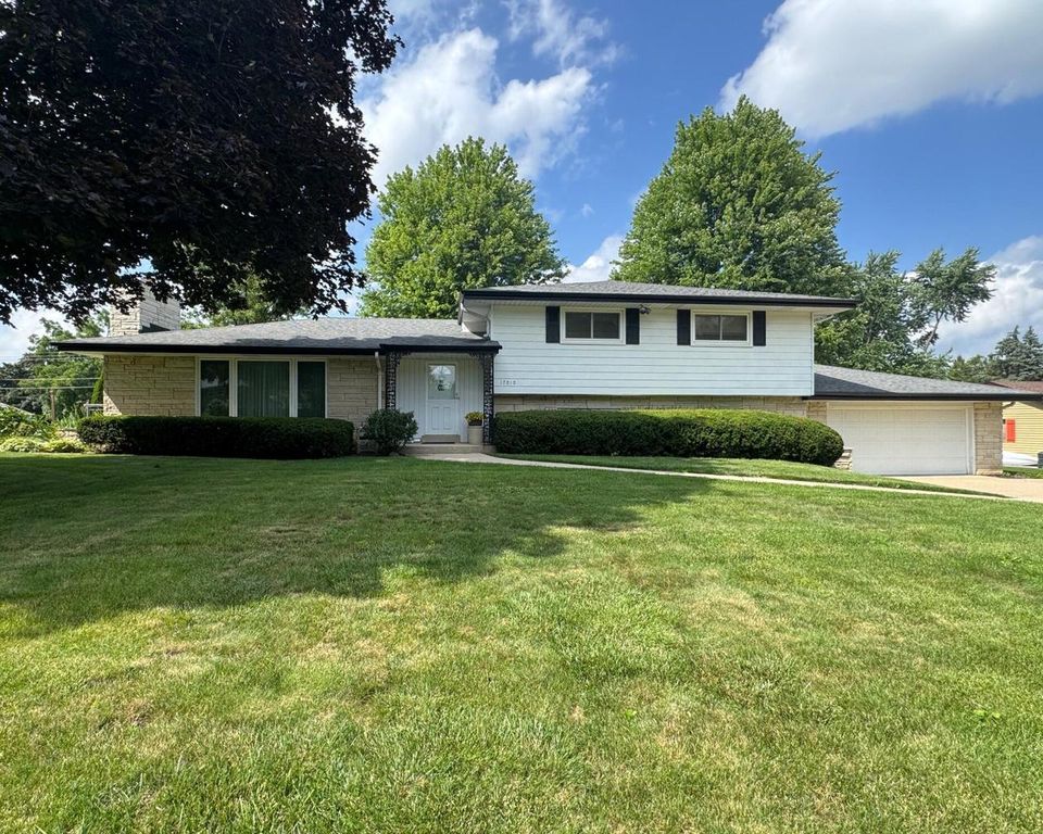 17010 Salentine DRIVE, New Berlin, WI 53151