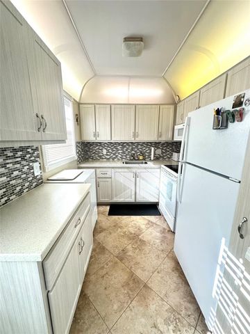 13 Lyndhurst A 13, Deerfield Beach, FL 33442