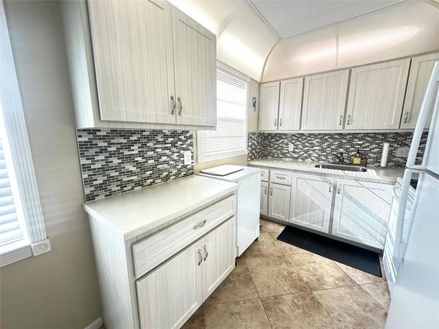 13 Lyndhurst A 13, Deerfield Beach, FL 33442