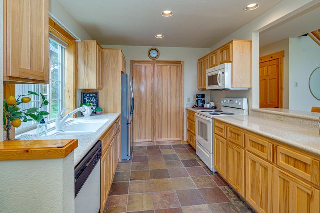 8558 Red Wing Lane, Redmond, OR 97756