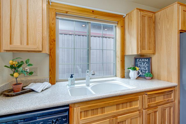 8558 Red Wing Lane, Redmond, OR 97756