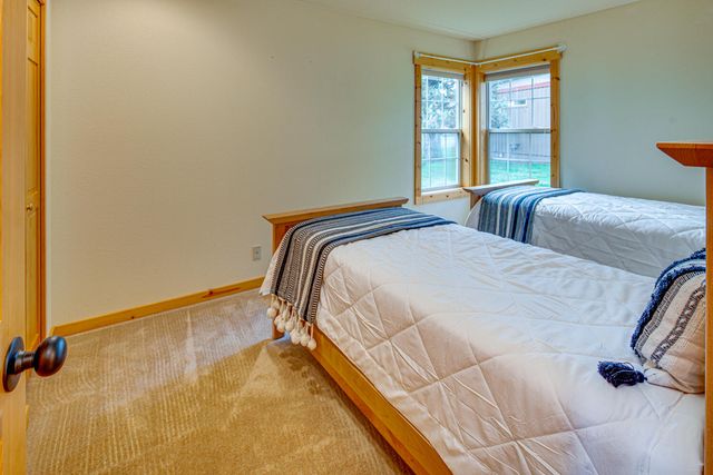 8558 Red Wing Lane, Redmond, OR 97756
