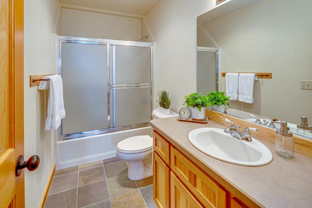 8558 Red Wing Lane, Redmond, OR 97756