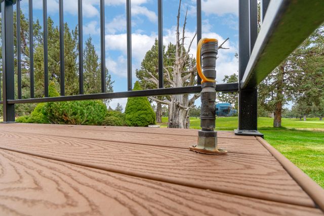 8558 Red Wing Lane, Redmond, OR 97756