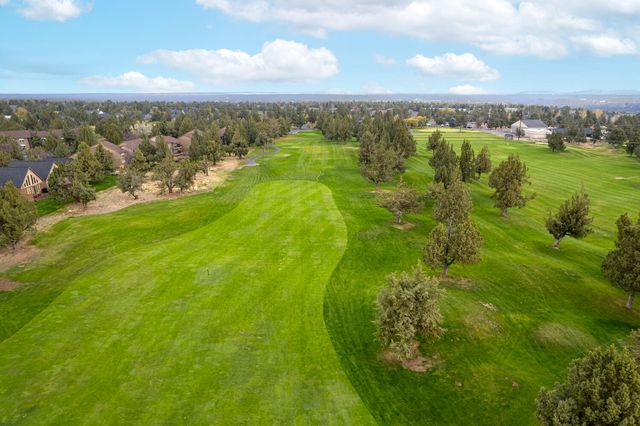 8558 Red Wing Lane, Redmond, OR 97756