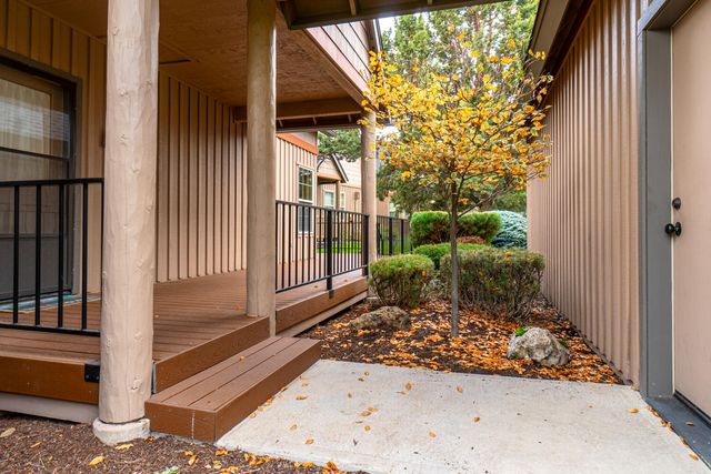 8558 Red Wing Lane, Redmond, OR 97756
