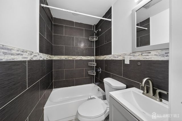 534 Roosevelt Avenue 5, Carteret, NJ 07008