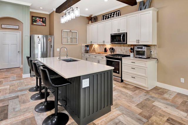 804 Catclaw Lane, Edna, TX 77957