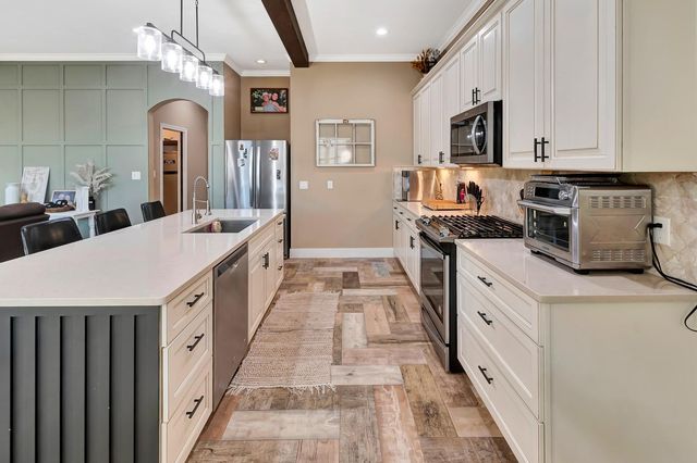 804 Catclaw Lane, Edna, TX 77957