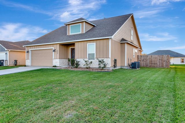 804 Catclaw Lane, Edna, TX 77957