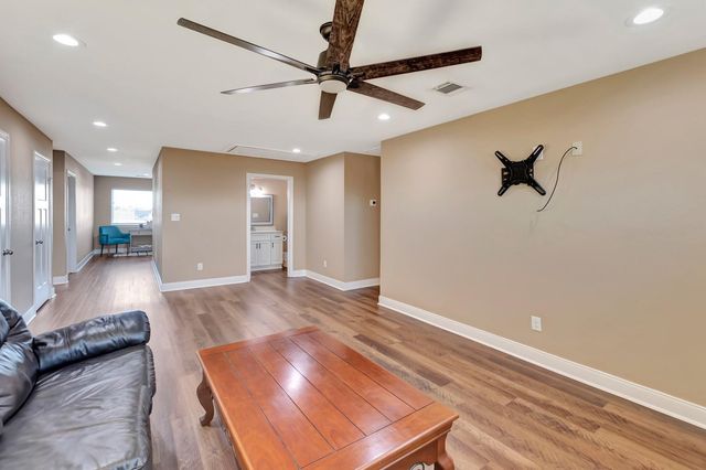 804 Catclaw Lane, Edna, TX 77957