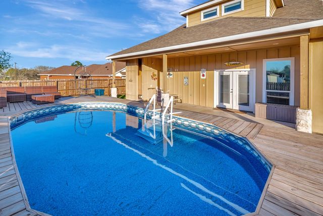 804 Catclaw Lane, Edna, TX 77957