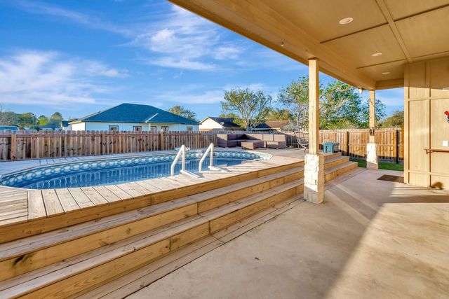 804 Catclaw Lane, Edna, TX 77957