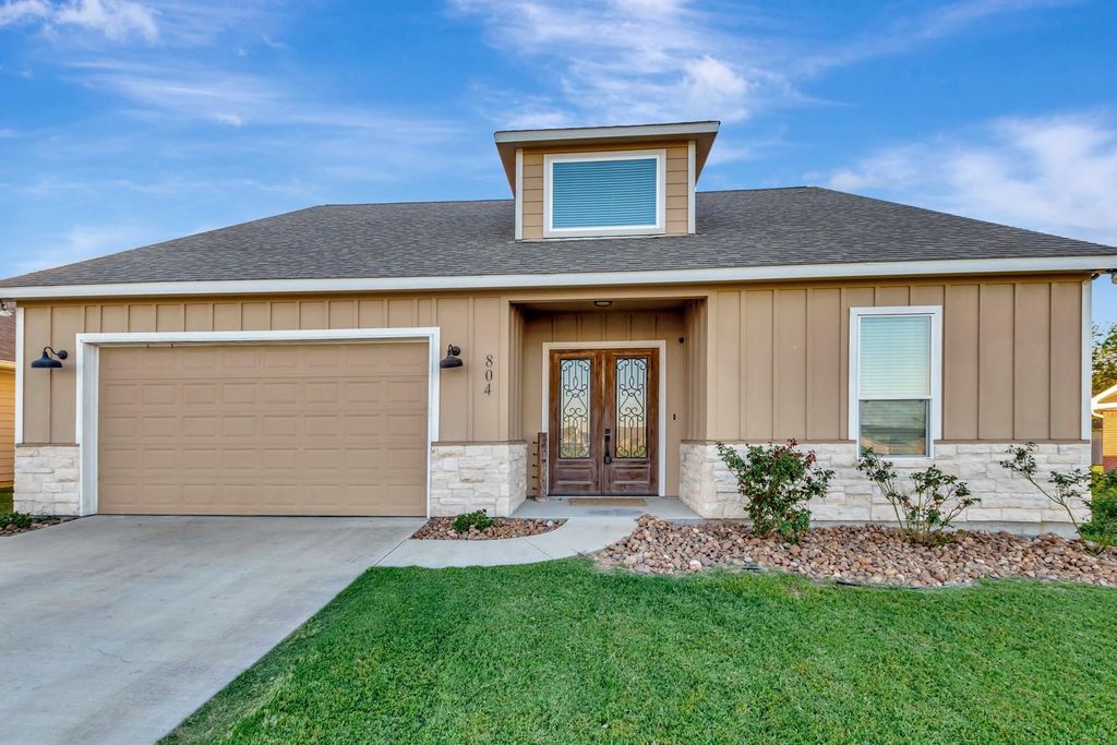 804 Catclaw Lane, Edna, TX 77957